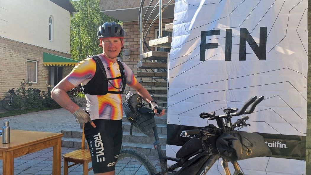 Финиш: Антон у баннера FIN в форме Tristyle