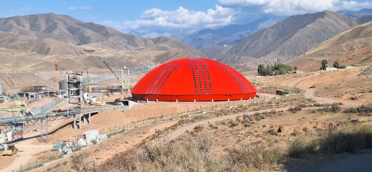 Красный купол на руднике у дороги