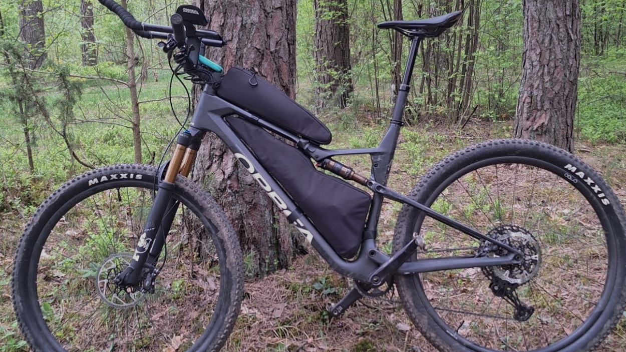Orbea Oiz с байкпакинг-сумками перед гонкой